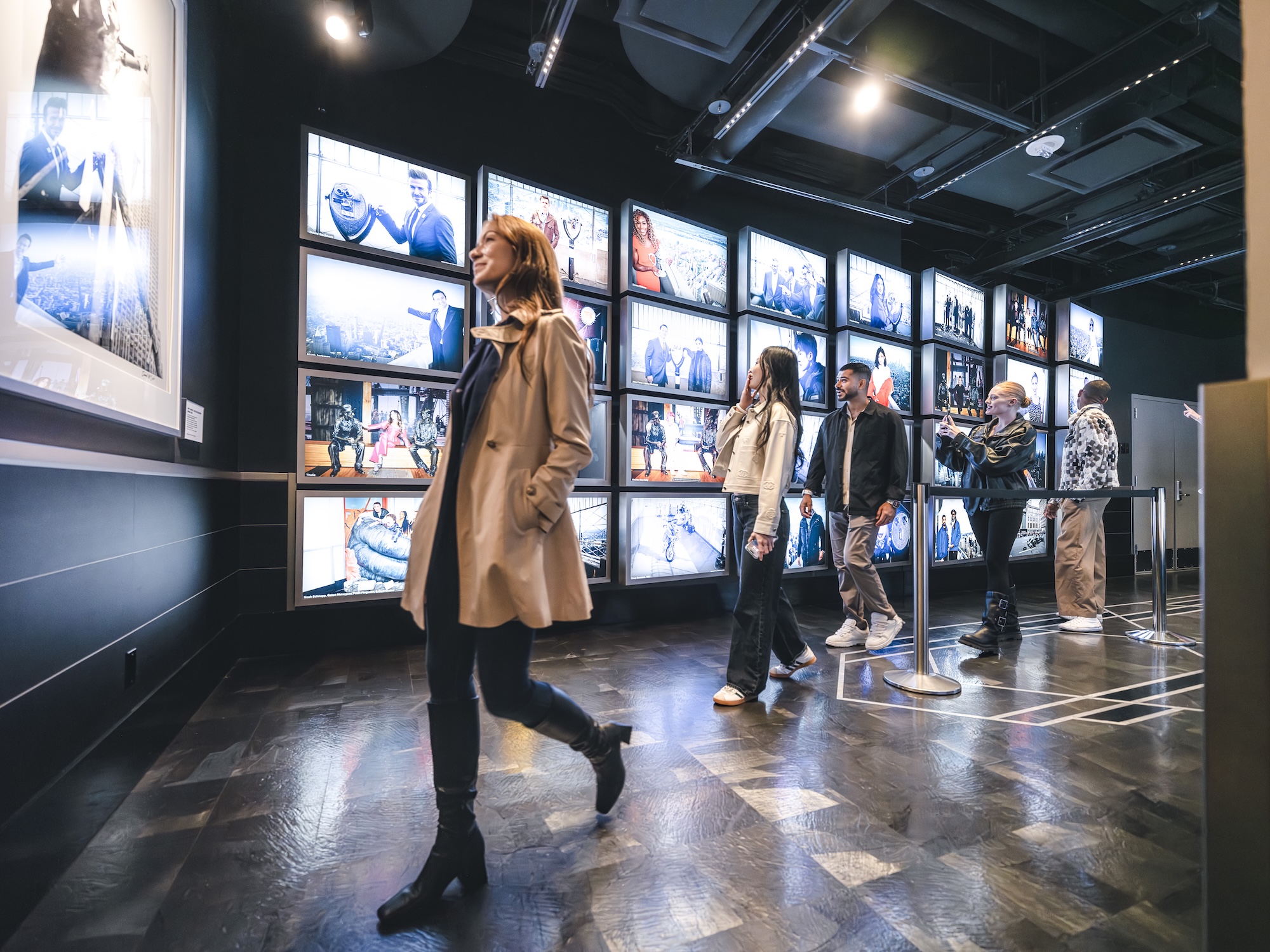 人们在帝国大厦二楼体验博物馆